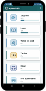Hauptmenü der AphasiaAid-App auf dem Smartphone mit großen Schaltflächen für Wortübungen, Gedächtnistraining und Rechenaufgaben – gestaltet für eine einfache Bedienung nach einem Schlaganfall.